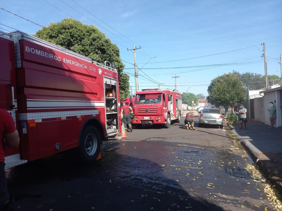 Foto 4 de 5 — FOTOS: Casa pega fogo em Araraquara; bombeiros estão no local